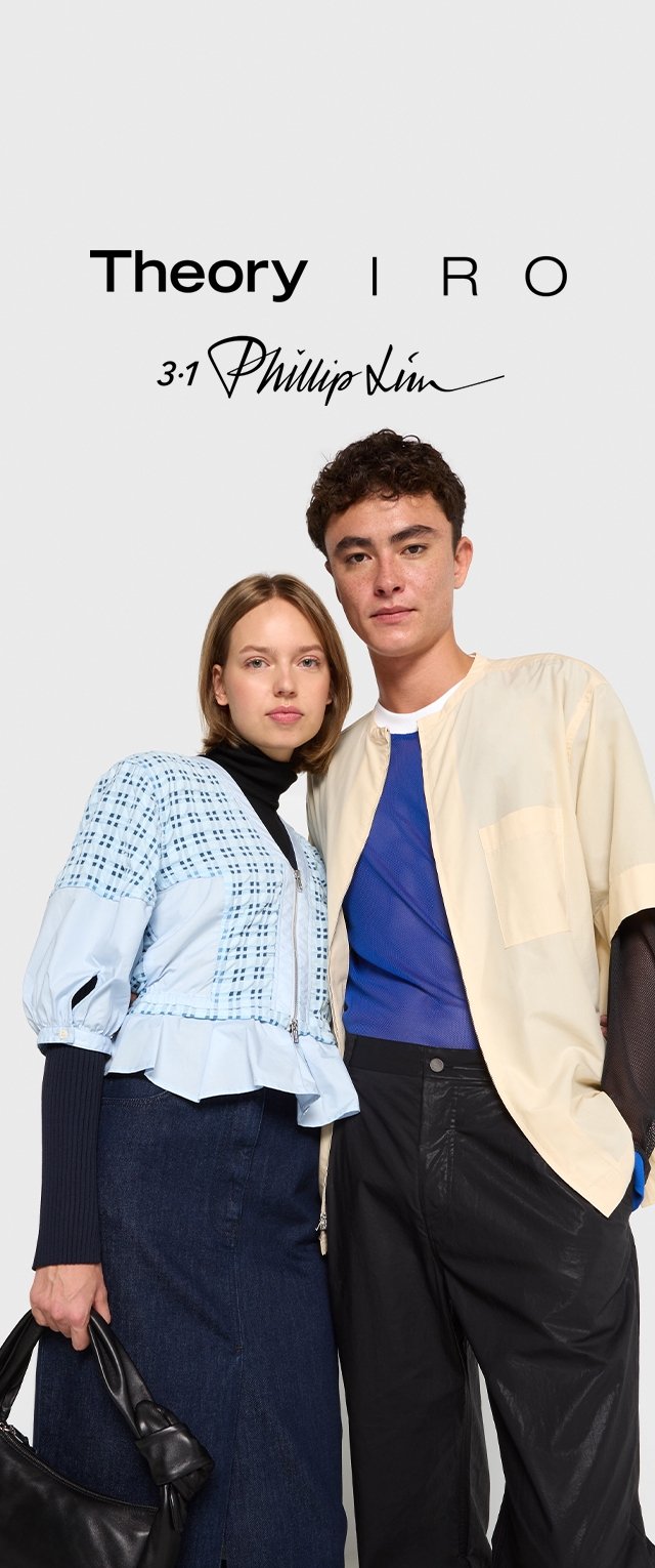 Blusa de cuadros azul claro con mangas abullonadas, combinada con una falda de mezclilla negra. Modelo masculino con camisa crema y pantalones negros, ambos con accesorios.