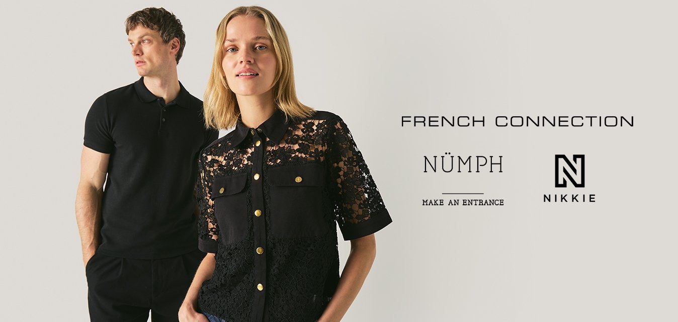 Černé polokošile, úzký střih; krajková košile s krátkými rukávy, s knoflíky vpředu, zlaté knoflíky a květinový vzor; modré džíny z denimu.