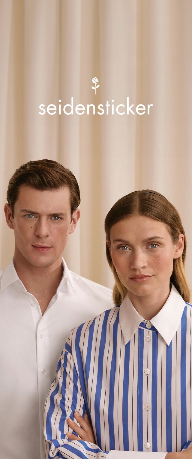 Chemise blanche sur une silhouette masculine ; silhouette féminine dans une chemise rayée bleu et blanc avec des boutons et un col. Arrière-plan beige doux.