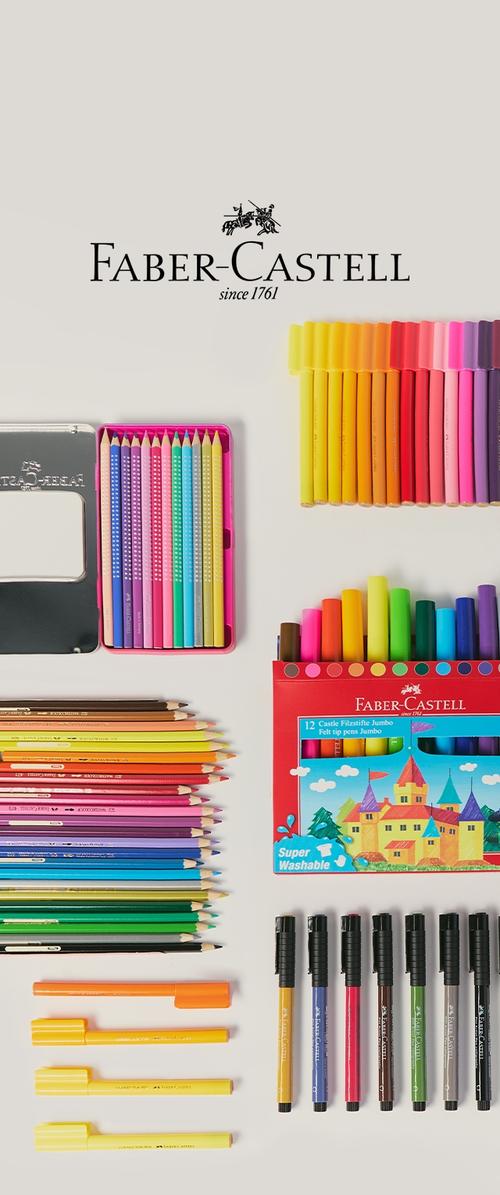 Faber-Castell spalvoti pieštukai ir flomasteriai tvarkingai išdėstyti pagal spalvą, su metaliniu ir kartoniniu pakuotėmis ant šviesaus paviršiaus.