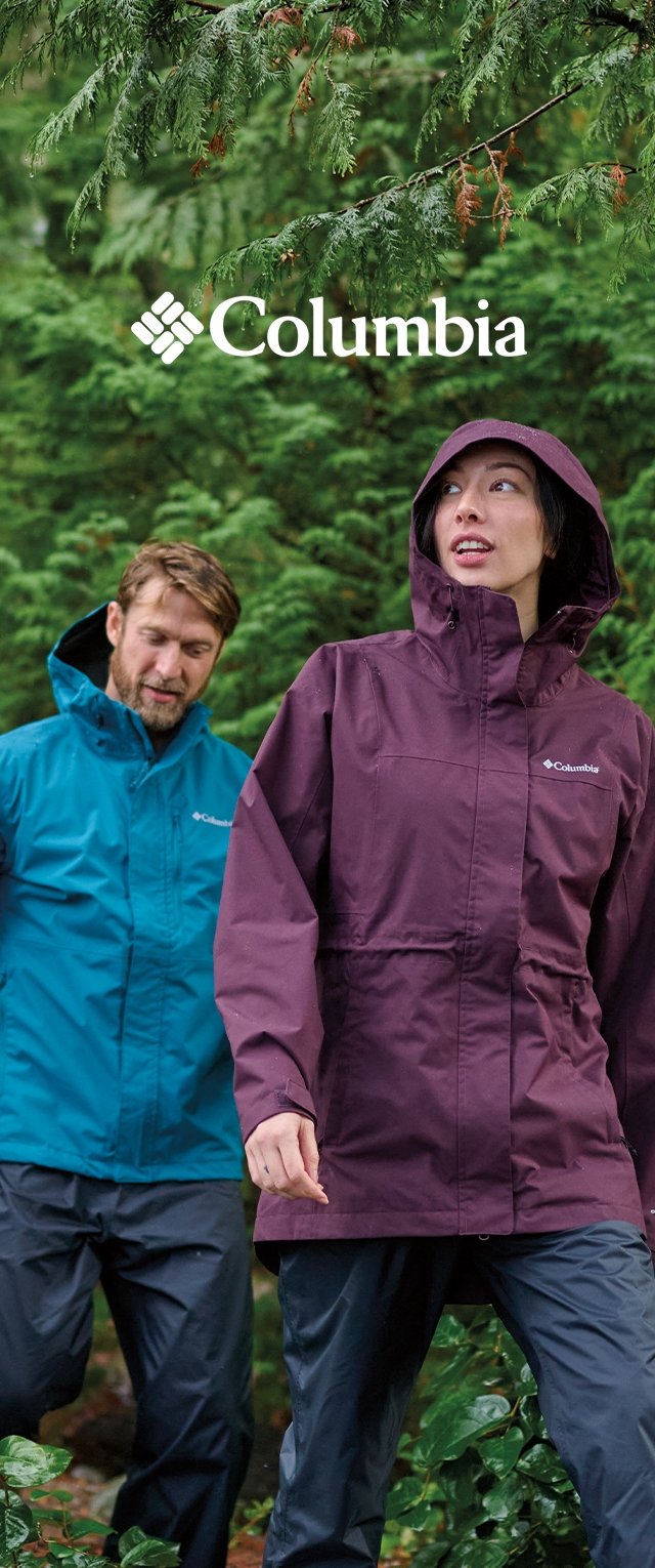 Columbia-Jacken in Türkis und Burgund, aus wasserdichtem Material, mit Kapuzen und verstellbaren Bündchen, vor einem grünen Waldhintergrund.