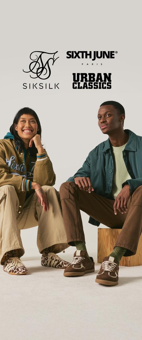 Femme et homme souriants assis, vêtus de tenues de ville décontractées incluant des vestes et des baskets, avec les logos SikSilk, Sixth June et Urban Classics au-dessus.