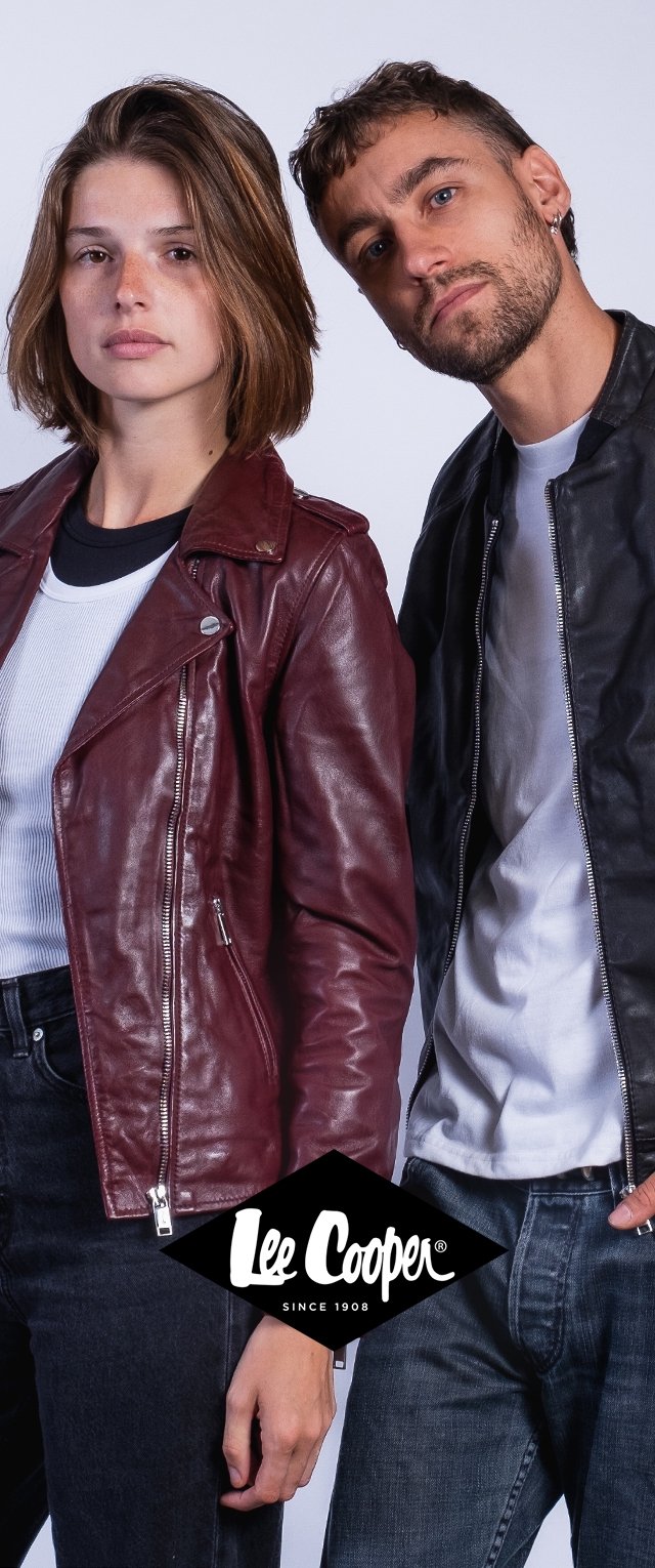 Deux modèles posent en portant des vestes en cuir. L'une a un style biker ajusté en bourgogne, tandis que l'autre a un design noir légèrement ample. Les deux présentent des fermetures éclair.