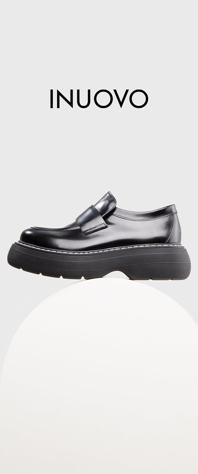 Zwarte lakleren loafers met een chunky platformzool, voorzien van een brede band over de wreef en contrasterende witte stiksels.