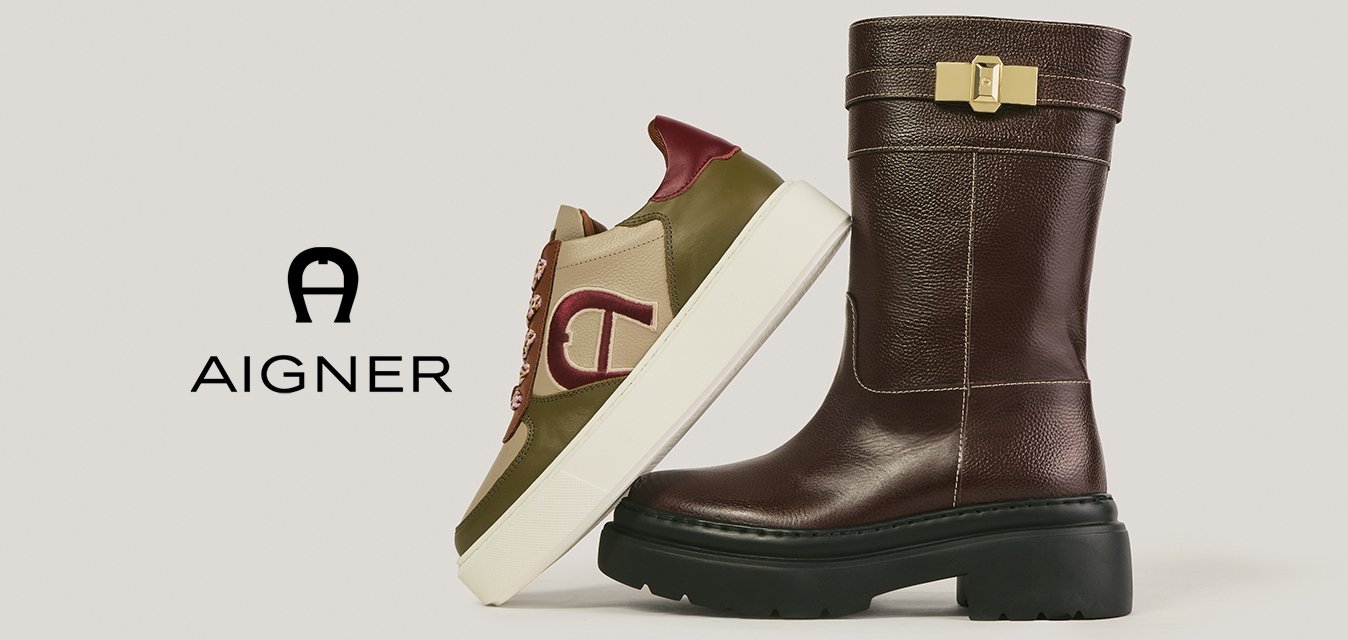 Hnědá kožená polokozačka se zlatou sponou vedle zelené a vínové tenisky s bílou podrážkou na jednobarevném pozadí.