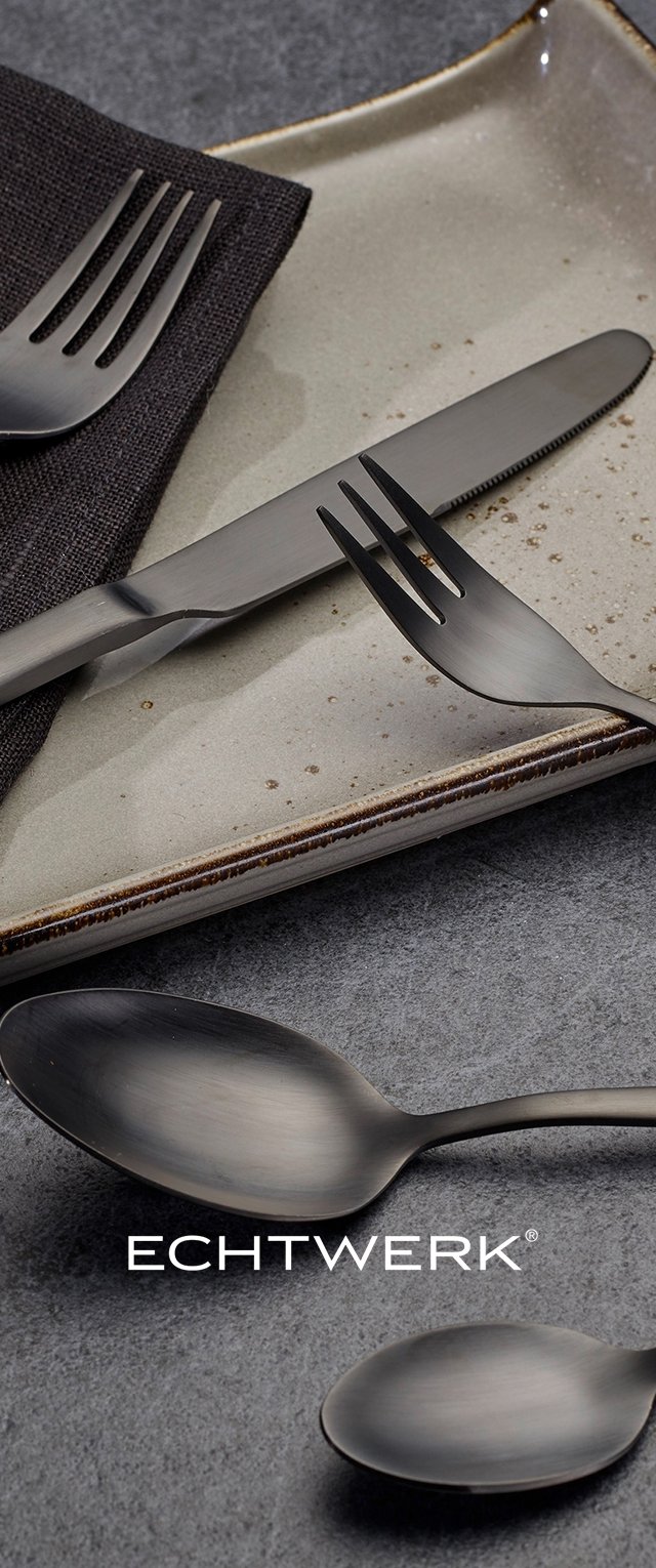 Matte schwarzes Besteckset, bestehend aus einer Gabel, einem Messer und zwei Löffeln, auf einem grauen Teller mit strukturiertem Rand, begleitet von einer dunklen Serviette.