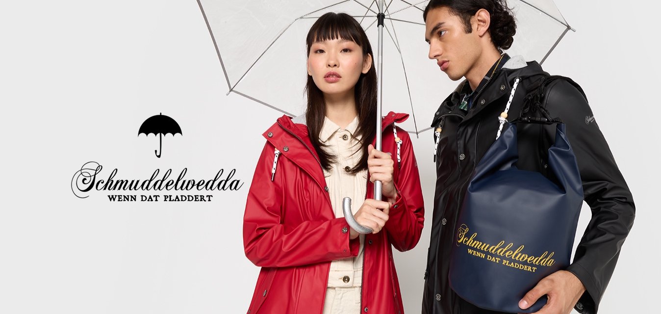 Červený plášť, bílá košile uvnitř, černý plášť, modrá taška se zlatým textem. Průhledné deštníky drženy nad hlavou, neutrální pozadí, hladké textury.