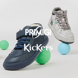 Čtyři páry dětských bot v modré, stříbrné a šedé barvě odpočívající na barevných míčích; mezi hlavními rysy jsou suché zipy, texturované materiály a kontrastní akcenty.