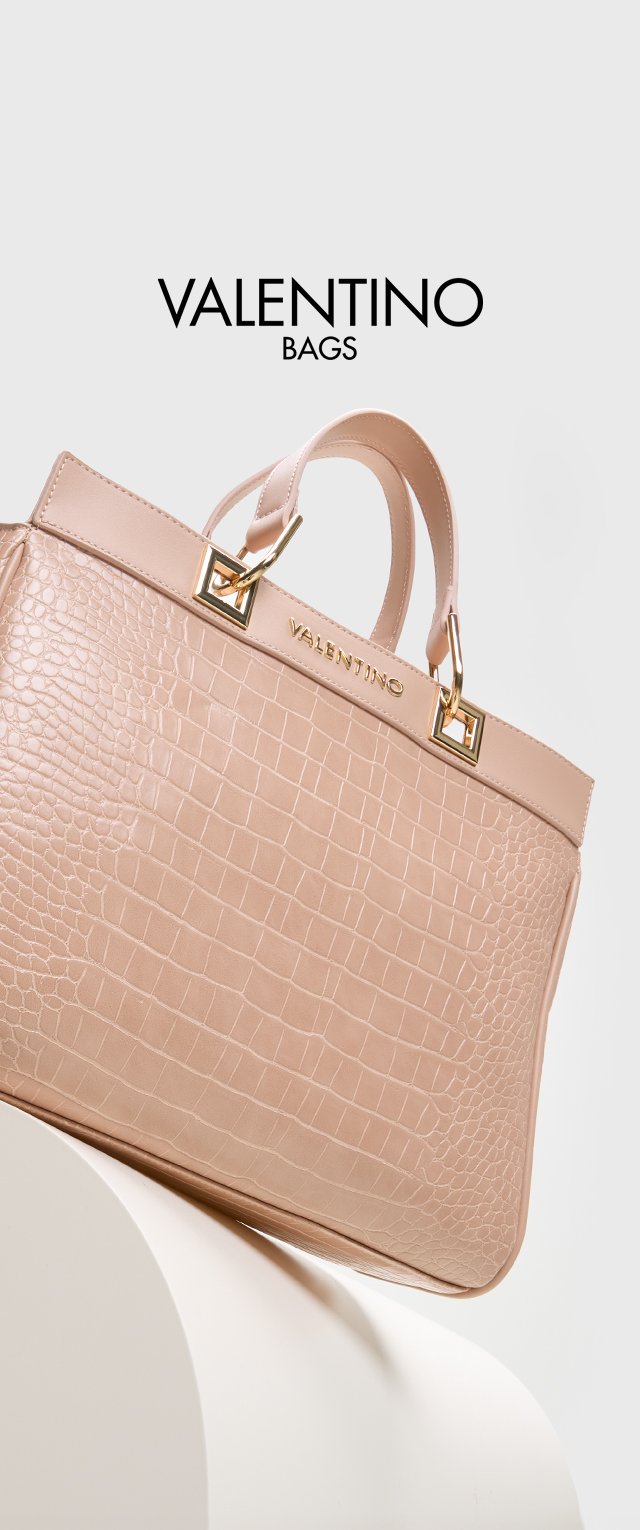 Rosafarbene Handtasche aus Krokoleder-Prägung mit goldenen Beschlägen, doppelten Griffen und einer geräumigen rechteckigen Form. Mit Markenlogo auf der Vorderseite.