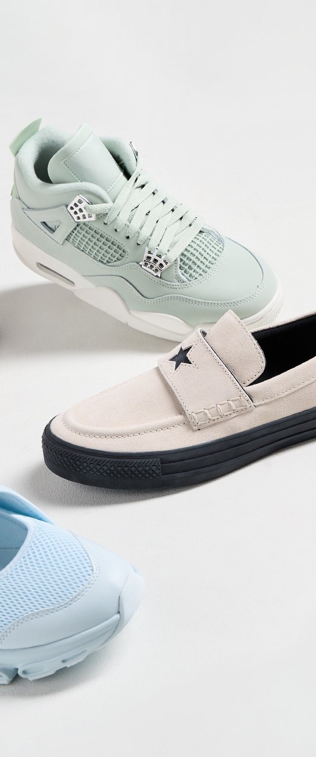 Drei Paar Sneakers: mintgrünes Leder mit Mesh, hellblaues Mesh mit Gummisohle, beiges Wildleder mit schwarzer Gummisohle und Sternendesign.
