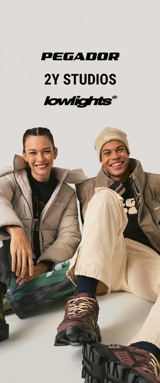 Chaquetas acolchadas en beige y marrón con logotipos; botas resistentes marrones; pantalones crema con detalles en coloridos patrones. Fondo blanco.