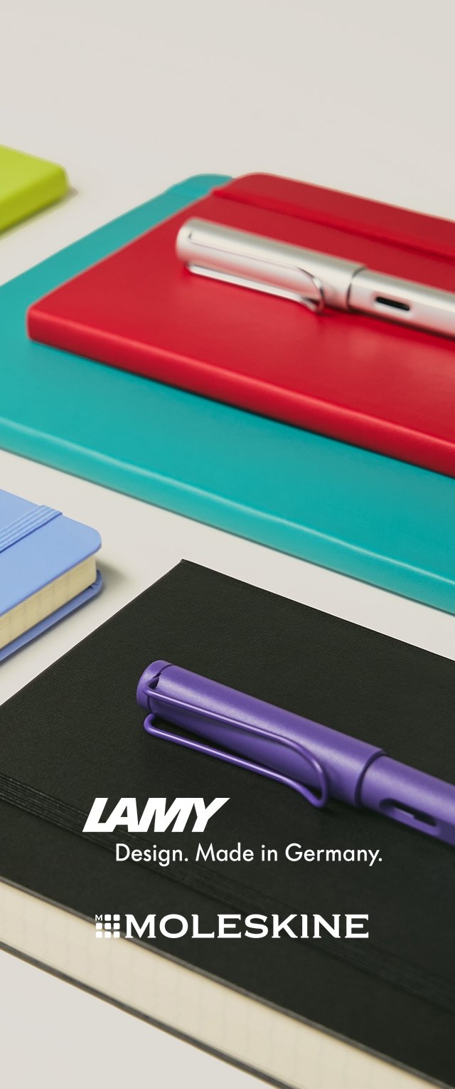 Carnets variés en vert, rouge, turquoise, bleu et noir, accompagnés d'un stylo argenté et d'un stylo violet. Comprend des couvertures texturées et des tailles différentes.