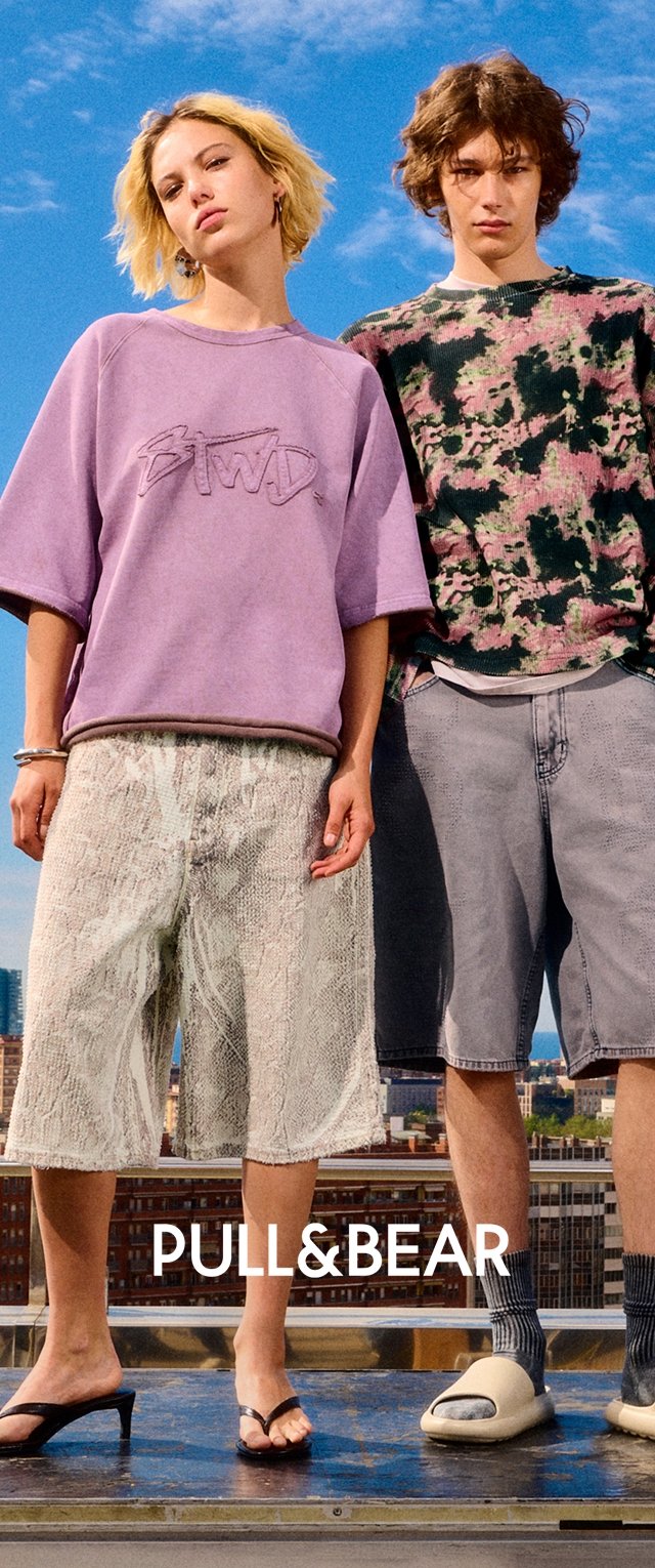 Sweatshirt violet court avec broderie, pantalon large en tissu transparent. Un modèle masculin porte un pull à motifs, un short en denim et des sandales à glisser.