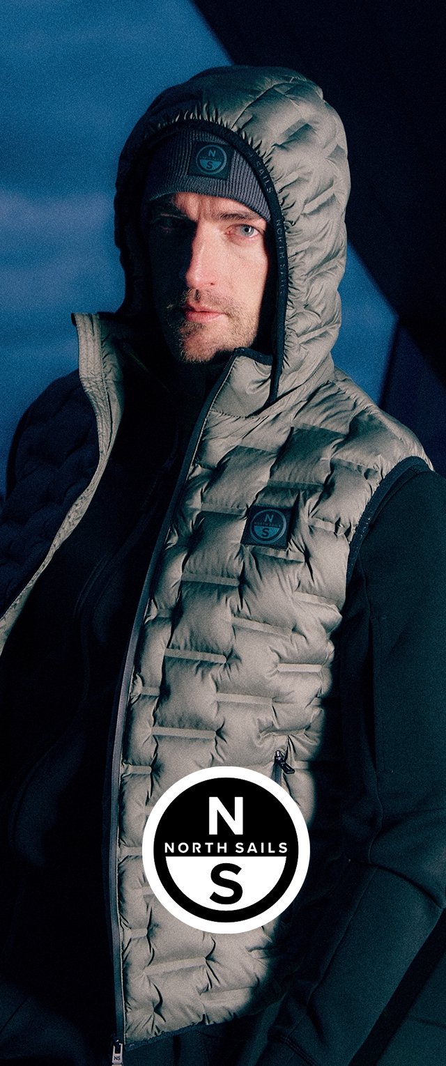 Gilet imbottito con cappuccio in verde chiaro, con motivo trapuntato, tasche laterali e logo North Sails sul petto. Materiale morbido e imbottito.