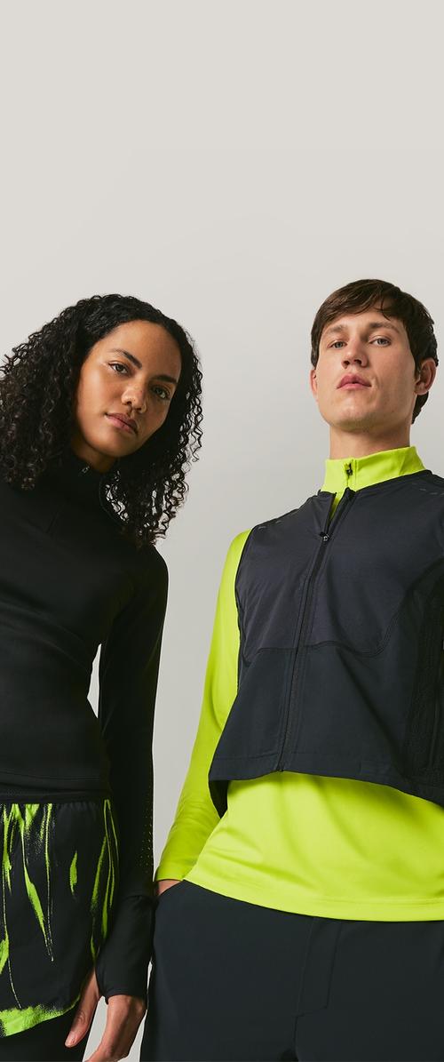 Top negro de manga larga con cremallera y falda negra y verde con estampado a la izquierda. A la derecha, una chaqueta corta negra y verde brillante sobre un top neón.