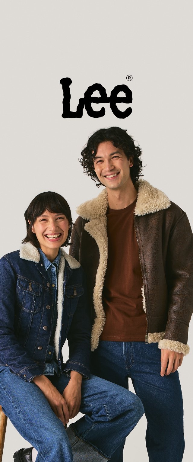 Dos modelos llevan chaquetas: una chaqueta de mezclilla oscura con cuello de borrego y una chaqueta de cuero marrón con forro de borrego beige. Ambos modelos sonríen.