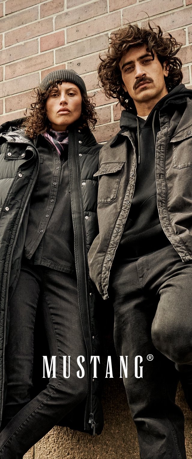 Svart vadderad jacka och mörka vardagskläder. Texturerade tyger med lager-på-lager-design. Tegelvägg i bakgrunden med varumärkeslogotypen "MUSTANG."