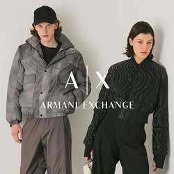 Šedá péřová bunda, šedé kalhoty, černá bomber bunda s vlnitou texturou, černé široké kalhoty. Doplňky zahrnují malou bílou tašku.