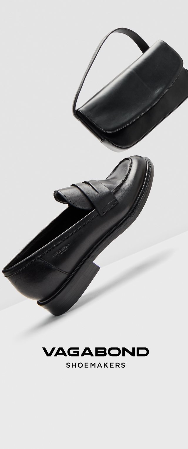 Schwarze Lederloafers mit einem Riemen-Detail und einem dicken Absatz, kombiniert mit einer passenden schwarzen Lederhandtasche mit Klappenverschluss und Schulterriemen.