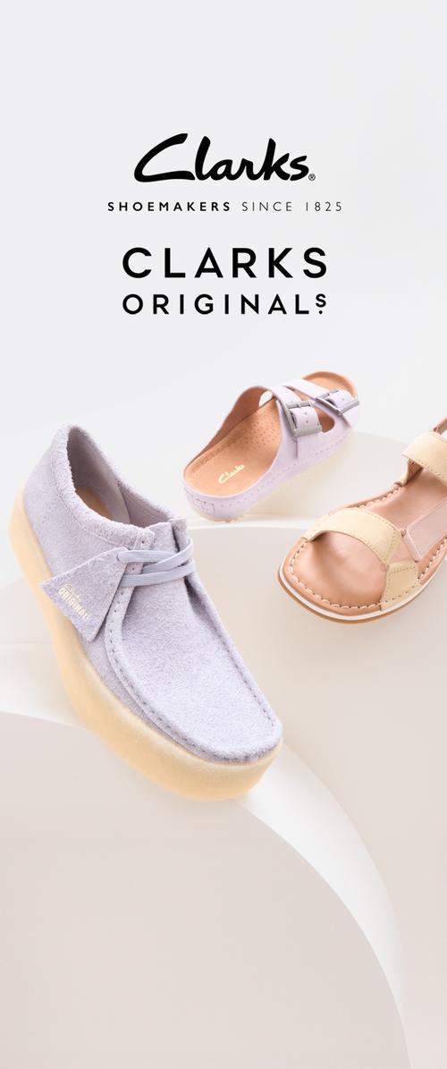 Calzado Clarks que incluye un zapato slip-on de color lavanda difusa, una sandalia de un púrpura claro con hebillas y una sandalia de tiras cruzadas en color marrón, todo sobre un fondo blanco.