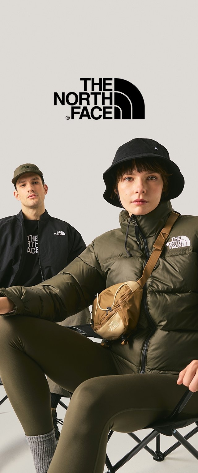 Due modelli che indossano giacche The North Face, tra cui una giacca nera e una giacca imbottita verde oliva con leggings abbinati e un cappello a secchiello.