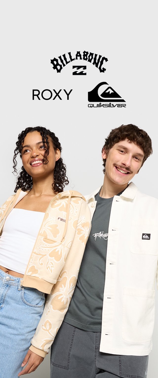 Beige floral Kapuzenjacke mit Reißverschluss und weißem Button-Up-Hemd über einem grauen T-Shirt. Die Models stehen nebeneinander mit Markenlogos darüber.