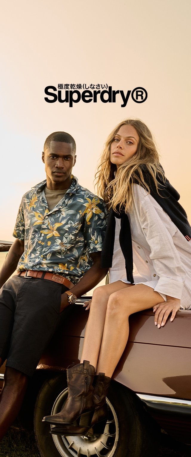 Camisa de hombre con estampado de flores tropicales en azul y amarillo; camiseta blanca de mujer con un pañuelo negro; botas de tobillo marrones; fondo de coche vintage.