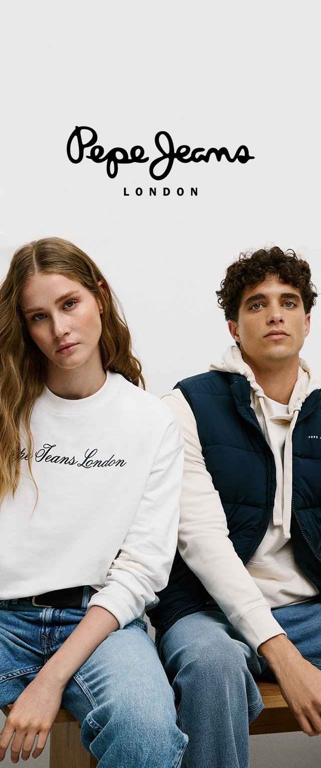 Sudadera blanca con el texto "Pepe Jeans London", vaqueros azules y un chaleco acolchado azul marino sobre una sudadera crema, lucidos por dos modelos. Fondo claro.