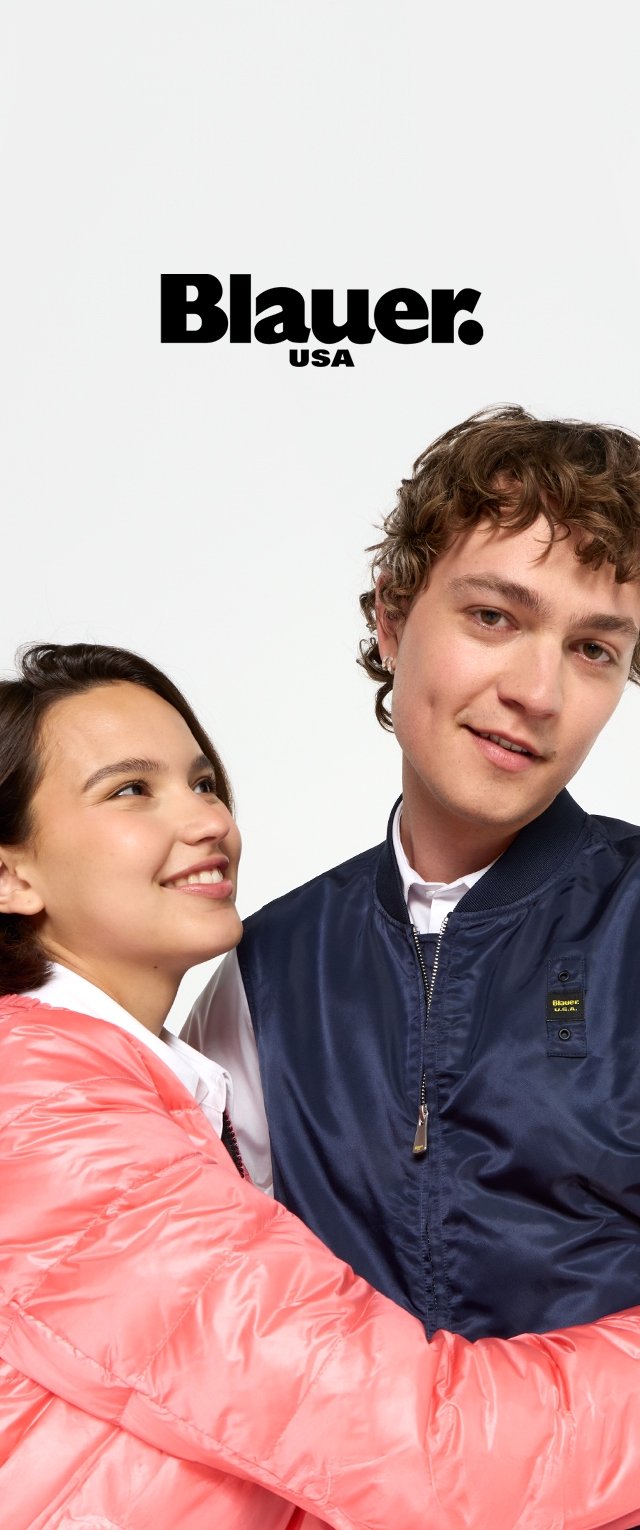Chaqueta tipo puffer texturizada de color rosa y chaqueta bomber de color azul marino llevadas por dos personas con un logo arriba, contra un fondo blanco.