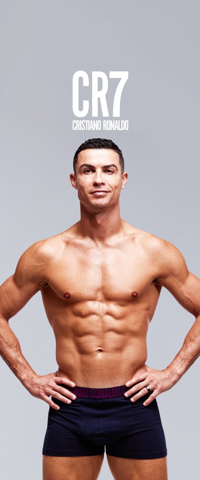 Schwarze Boxershorts mit einem lila Bund, der den Schriftzug "CR7" und "Cristiano Ronaldo" trägt. Das Modell ist oberkörperfrei und zeigt eine muskulöse Figur.