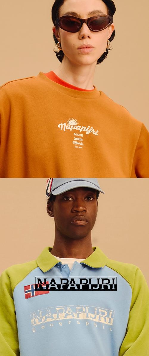 Frau mit dunkler Sonnenbrille und orangefarbenem Napapijri-Sweatshirt; Mann mit hellblauer Mütze und blau-grünem Napapijri-Hemd mit Flaggenapplikation.