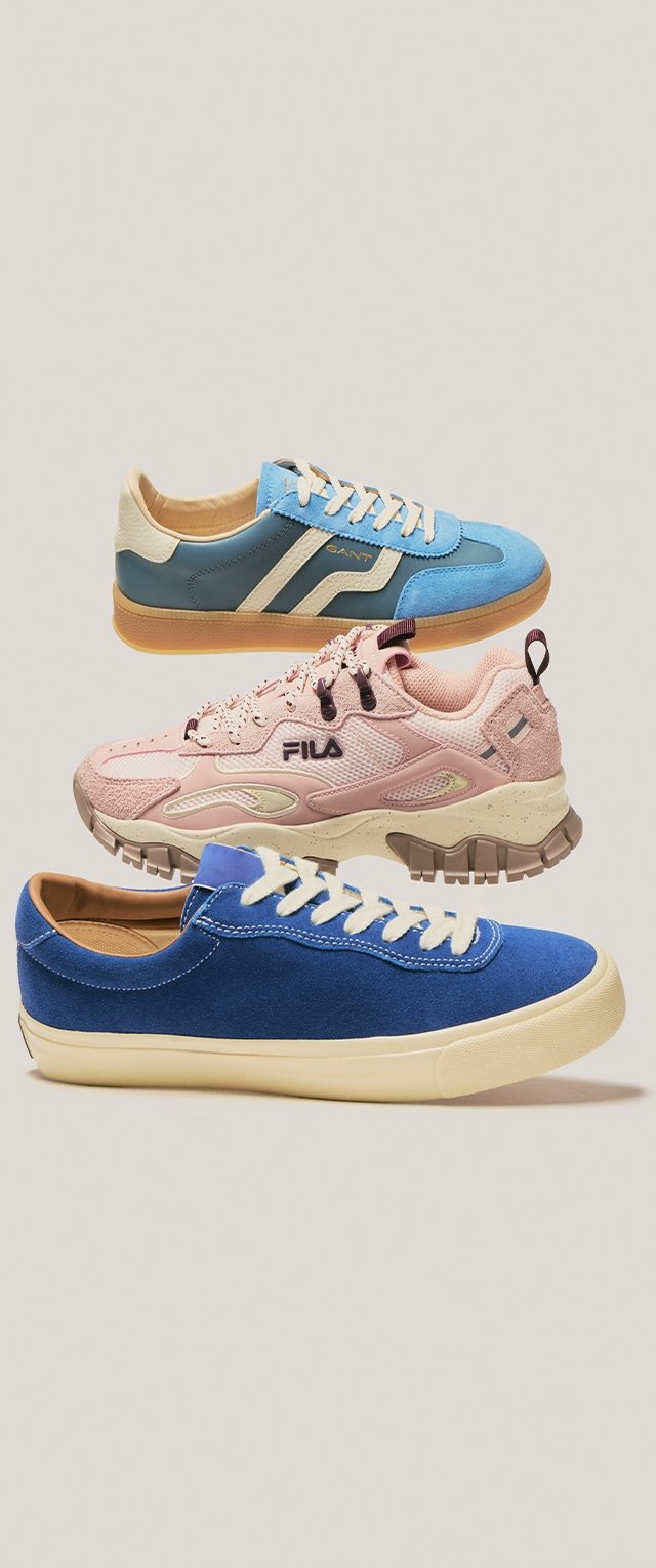 Drei Paar Sneakers vertikal gestapelt: blaue Wildleder mit Gummisohlen, rosa Mesh mit strukturierten Akzenten und dunkelblaue Canvas mit cremefarbenen Sohlen.