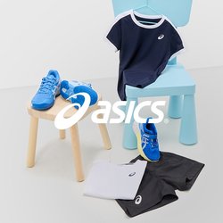 Modré sportovní boty s bílými akcenty, námořnické tričko s bílým lemem, černé šortky a bílé tričko na světlém pozadí s modrou židlí.