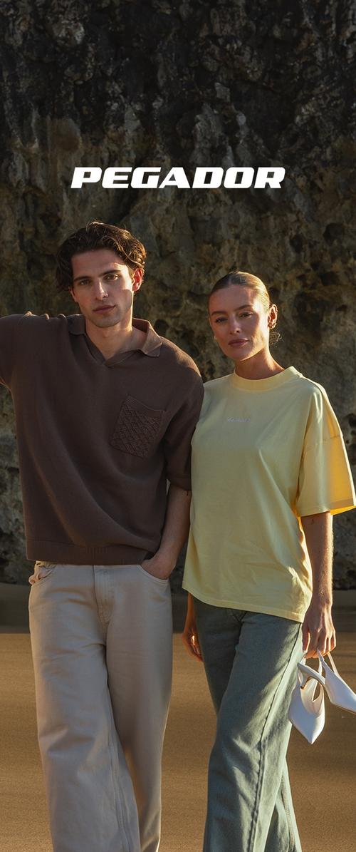 Suéter polo marrón con un bolsillo texturizado, combinado con pantalones beige claros; camiseta amarilla oversized con una sutil marca y pantalones verdes.