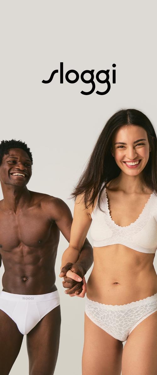Ropa interior de algodón blanco con logotipo, diseño sin costuras. Mujer con bralette de encaje blanco y bikini, hombre con calzoncillos blancos, tomados de la mano.