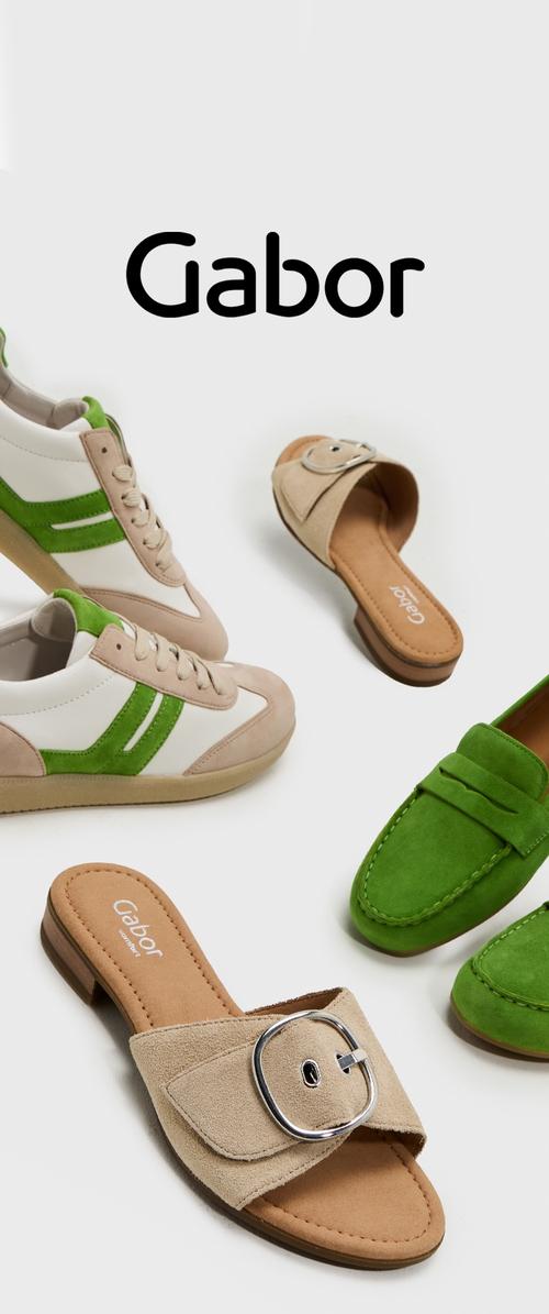 Gabor Schuhpräsentation: hellbraune Wildleder-Slides mit einer silbernen Schnalle, grüne Wildleder-Loafer und weiß-grün gestreifte Sneakers. Verschiedene Texturen und Farben.