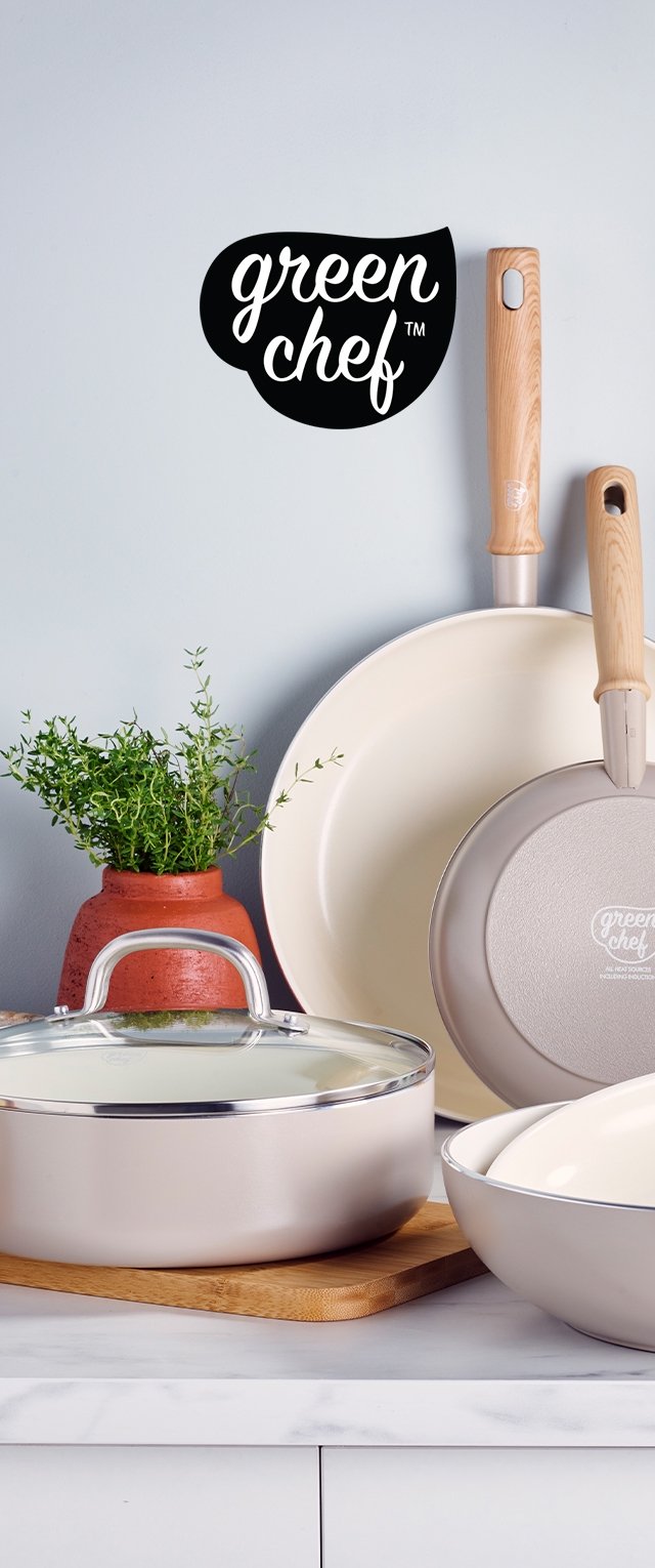 El juego de utensilios de cocina Green Chef incluye ollas y sartenes beige antiadherentes con mangos de madera, una olla de terracota con hierbas y una tabla de cortar de bambú.