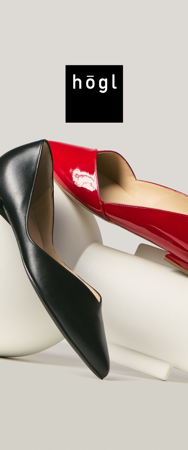 Un par de zapatos planos de punta, uno en cuero negro y otro en charol rojo, exhibidos sobre formas abstractas blancas con el logotipo de Högl arriba.