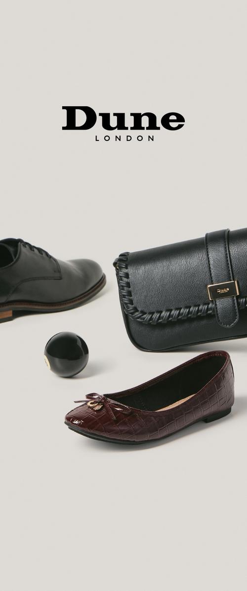 Zapato plano burdeos con textura de cocodrilo, un lazo decorativo y un detalle dorado. Bolso de cuero negro con detalle tejido y cierre de broche. Zapato negro.