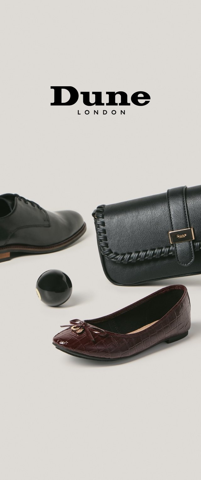 Bordeauxrode platte schoen met een krokodillenstructuur, een decoratieve strik en een gouden accent. Zwarte leren handtas met geweven detail en sluiting. Zwarte schoen.