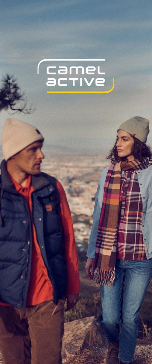 Lässige Outdoor-Bekleidung: eine gesteppte marineblaue Weste, ein oranges T-Shirt, ein hellblau kariertes Hemd und ein mehrfarbiger Schal. Die Accessoires umfassen beigen Mützen.