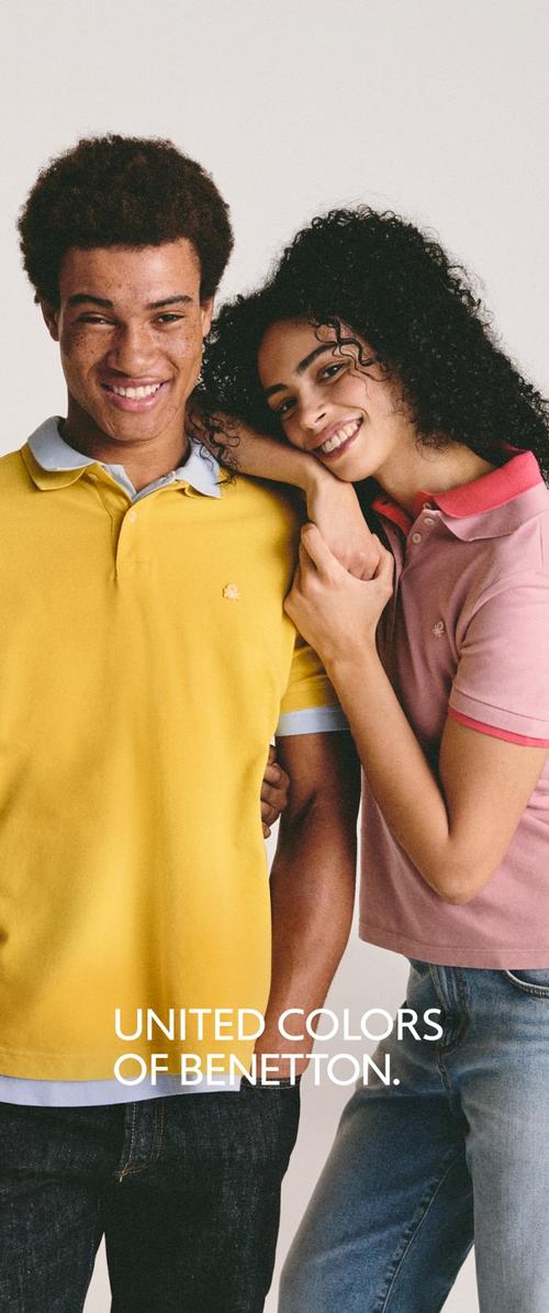 Camisas polo amarillas y rosas de manga corta, con bordado de pequeño logo, llevadas con vaqueros. Texto abajo que dice "UNITED COLORS OF BENETTON."