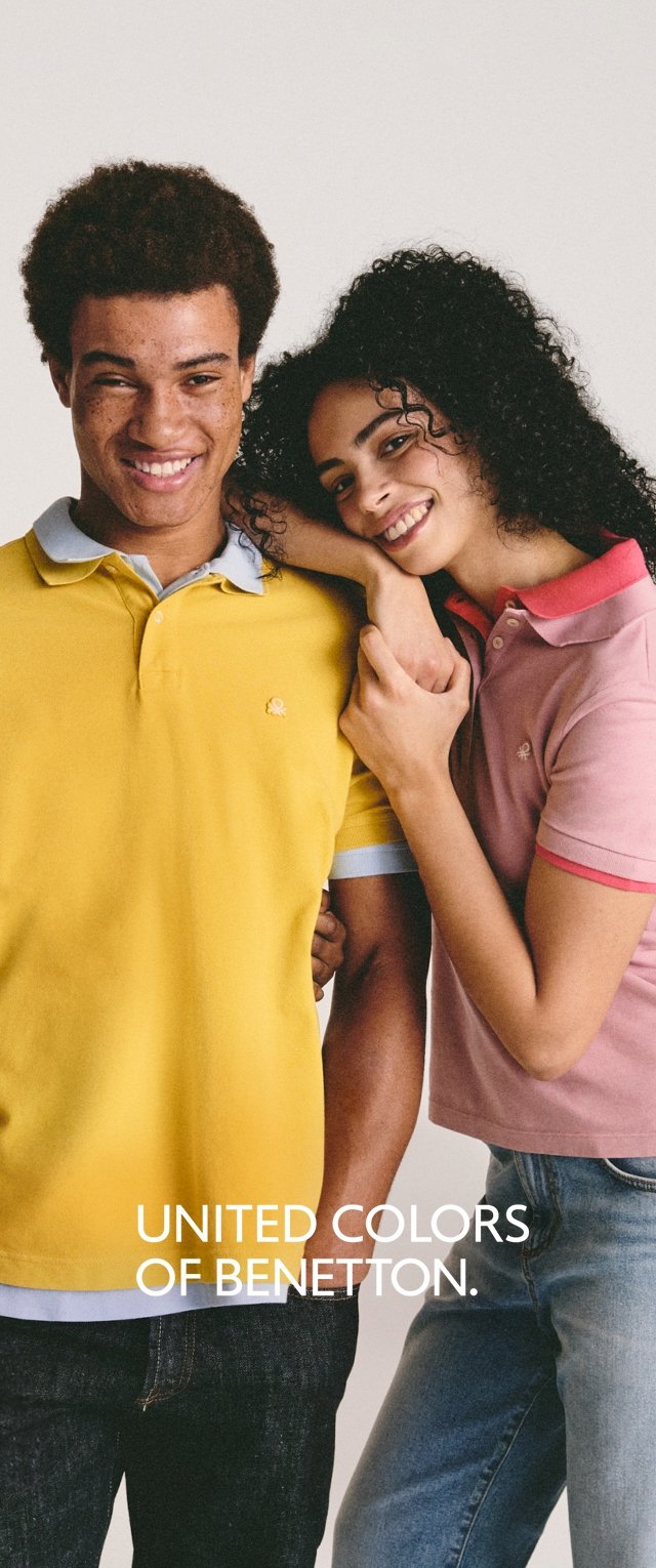 Camisas polo amarillas y rosas de manga corta, con bordado de pequeño logo, llevadas con vaqueros. Texto abajo que dice "UNITED COLORS OF BENETTON."