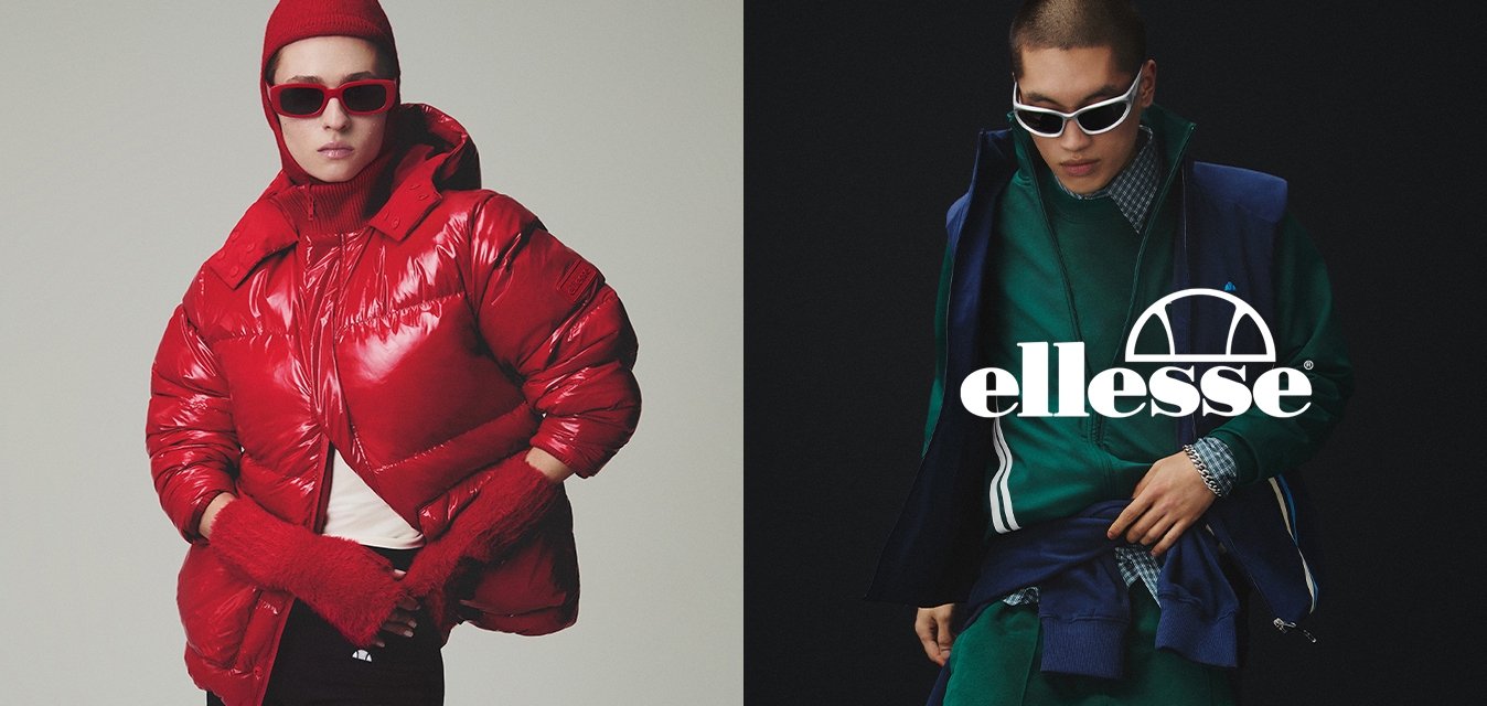 Červená lesklá péřová bunda se zapínáním na zip a vysokým límcem, doplněná sladěnými červenými doplňky. Vpravo zelené sportovní vrstvy s námořnickými akcenty.