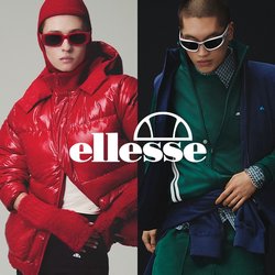 Červená lesklá péřová bunda se zapínáním na zip a vysokým límcem, doplněná sladěnými červenými doplňky. Vpravo zelené sportovní vrstvy s námořnickými akcenty.