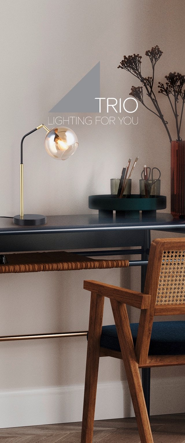 Bureau moderne avec une lampe globe en verre allumée, une chaise en bois avec assise tissée, des outils dans des boîtes, et des branches séchées dans un grand vase.