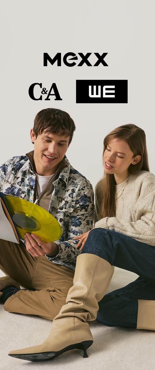 Joven y mujer sentados en el suelo, mirando un disco de vinilo amarillo; logotipos de las marcas MEXX, C&A y WE fashion encima de ellos.