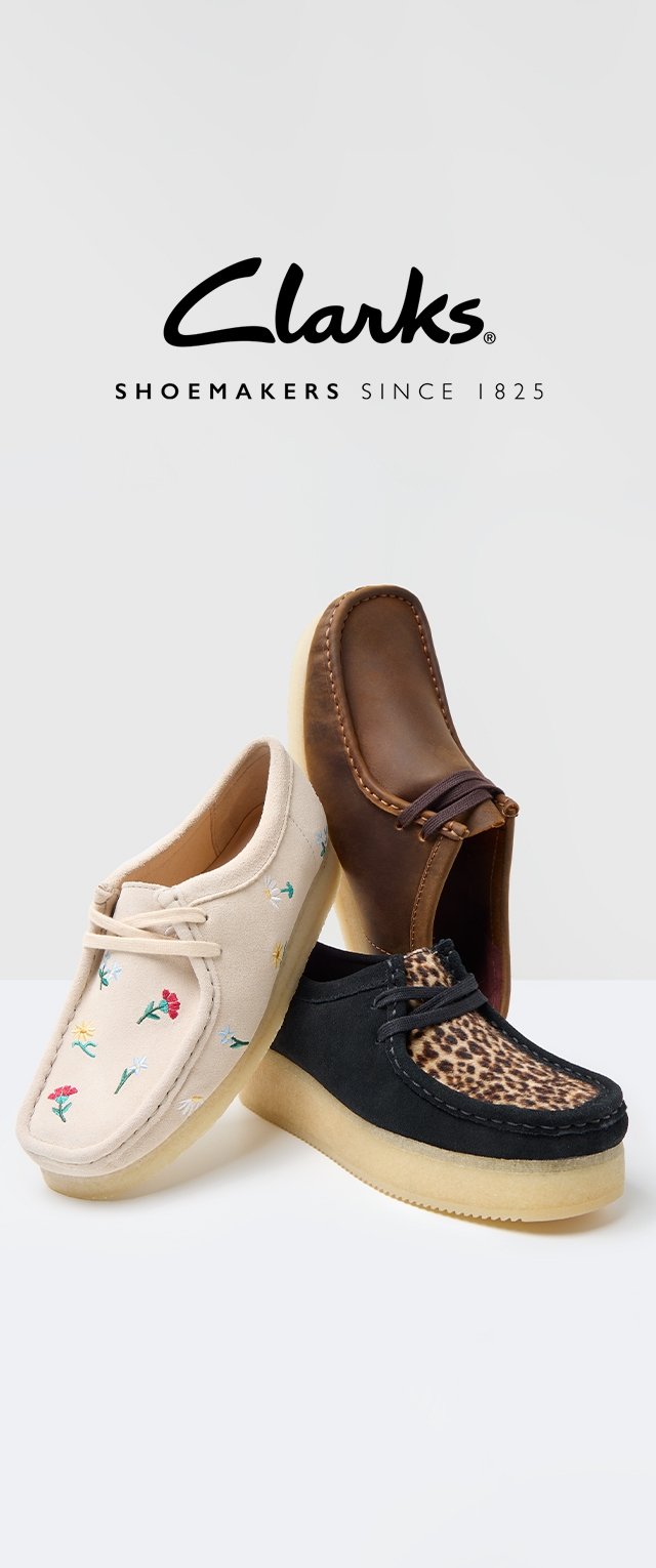 Trois paires de chaussures Clarks : beiges avec broderie florale, en cuir marron avec une finition lisse et en daim noir avec un accent en imprimé léopard.