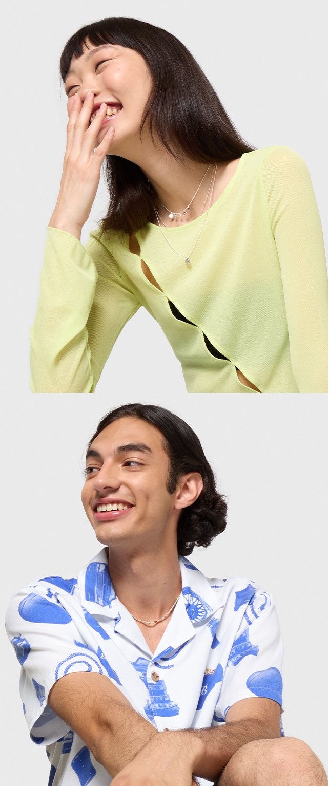 Twee personen: de ene in een doorschijnende limoen groene top met zijuitsparingen, de andere in een wit shirt met blauwe grafische prints.