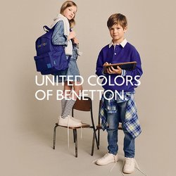 Fialový batoh s logem, denimové šaty, pruhované ponožky a bílé tenisky; chlapec ve fialovém svetru s kostkovanou košilí zavázanou kolem pasu, držící tablet.